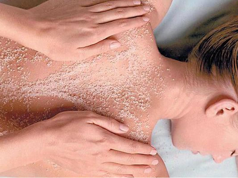 Пилинг на цяло тяло с продукт по избор